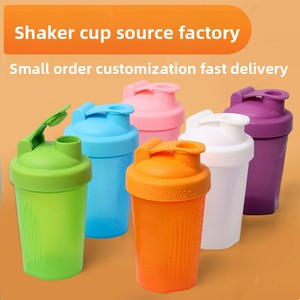 Licuadora de plástico personalizable de 400ml, agitador de proteína en polvo con báscula, taza de agua potable deportiva directa para uso en exteriores - Product Image 1