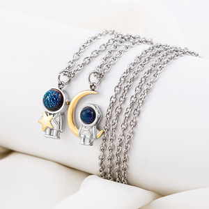 Collar con colgante de astronauta de dibujos animados, de acero inoxidable, con diseño temático, regalo para mujeres y hombres - Product Image 3