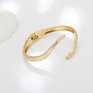 Mạ Vàng Rắn Kết Cấu <span class=keywords><strong>Cuff</strong></span> Vòng Đeo Tay Cho Phụ Nữ Hợp Thời Trang Kẽm Hợp Kim Cổ Tay Bọc Với Mở Động Vật Thiết Kế Đảng Quà Tặng <span class=keywords><strong>Cuff</strong></span> Vòng Đeo Tay - Product Image 3