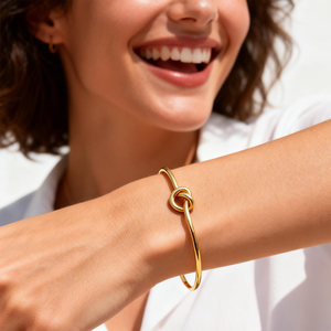 Nuevo Diseño Brazalete Minimalista de Oro, Pulseras de Nudo Color Dorado, Brazalete Retro de Corazón, Pulseras Sencillas Chapadas en Oro Metálico - Product Image 1