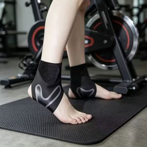 Attelle de cheville réglable anti-torsion avec compression et double sangle – Équipement de protection sportive pour la cheville - Product Image 2