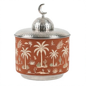 Boîte à dattes en métal imprimé palmier du désert en terre cuite artisanale avec couvercle en forme de croissant de lune, décoration du Ramadan - Product Image 1
