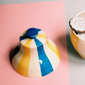 Recipiente de cerámica grande para almacenar dulces, nueces, galletas y condimentos de cocina, pintado a mano con rayas. - Product Image 4