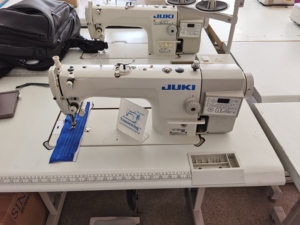 จักรเย็บผ้ามือสองญี่ปุ่น Juki-DDL 900B ตัดด้ายอัตโนมัติ ยกเท้าจักรได้ เครื่องจักรอุตสาหกรรมสำหรับเสื้อผ้าและสิ่งทอ - Product Image 2