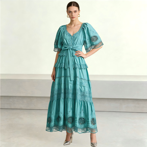 เดรสยาวลูกไม้สไตล์โบฮีเมียนสำหรับผู้หญิงรุ่นใหม่ปี 2026 ปักมือแบบหลายชั้น สีพื้น เหมาะสำหรับงานแต่งงานริมชายหาด งานปาร์ตี้ รับผลิตแบบ OEM/ODM - Product Image 1