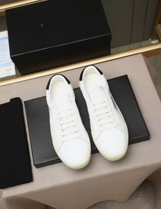 รองเท้าผ้าใบหนังคลาสสิค Court Classic SL/06 สีขาวดำ - Product Image 5