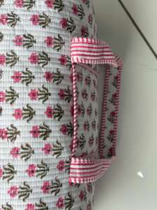 Sac de voyage matelassé en coton fait main, imprimé floral gris, avec longue ceinture amovible, motif imprimé à la main, grand format, de luxe, décontracté - Product Image 4