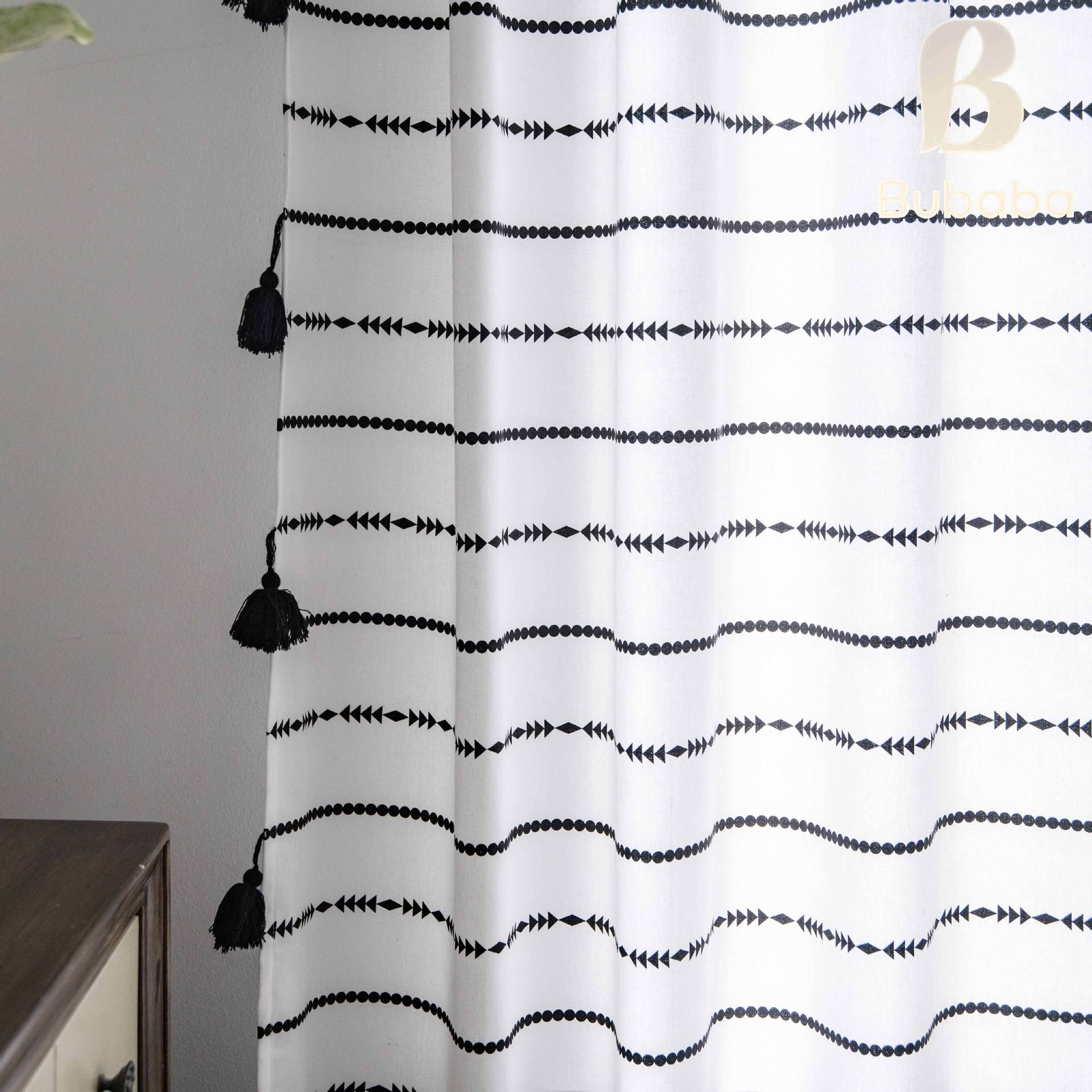 Porter un rideau de boule de cheveux à pompon noir suspendu à deux rayures