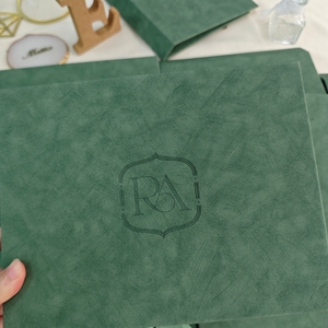 Caja de Invitación de Boda en Cuero Sintético Verde Salvia, Monograma Personalizado en Relieve, Borla, Cinta Floral, Cajas de Invitación para Bodas en Jardín o Bosque - Product Image 5