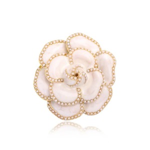 Broches de <span class=keywords><strong>luxe</strong></span> pour femmes, style vintage, avec perles haut de gamme, camélia et rose, finition émail blanc, pour costume et pull - Product Image 3