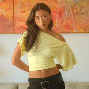 Top corto de un solo hombro para mujer, top ajustado de poliéster de color liso con volantes para deportes y turismo - Product Image 1