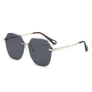 แว่นกันแดดไร้กรอบสำหรับผู้หญิง รุ่นใหม่ วัสดุโลหะ เลนส์ PC ป้องกันรังสียูวี 400 ระดับ 2 รุ่น YC8195 B6 ผลิตที่ไถโจว - Product Image 3