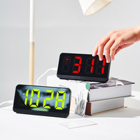 Kleiner moderner LED-Wecker für Wohnzimmer Einfache Bedienung Digitaluhr mit USB-Aufladung Nachttisch & Spiegel geschenk