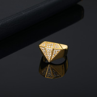 Herren Goldton Diamantform Ring mit CZ-Steinen Besetzt Hip-Hop Pinky Ring Schwerer Statement-Fingerring Modeschmuck Großhandel