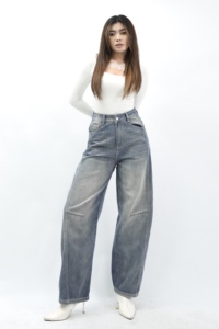 กางเกงยีนส์ทรงหลวมสีฟ้าอ่อนเอวสูงระบายอากาศดี รุ่น 8842 ทรงตรง ดีไซน์เรียบง่าย สวมใส่สบาย ให้ลุคสดชื่นผ่อนคลาย เหมาะสำหรับใส่ในฤดูหนาวและในชีวิตประจำวัน - Product Image 6