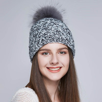 Bonnets d'hiver pour femmes avec pompon en fourrure naturelle Bonnets pour dames avec doublure en polaire chaude à rayures Vente en gros