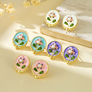 Boucles d'oreilles en émail d'élégance vintage français <span class=keywords><strong>peinture</strong></span> à l'huile de <span class=keywords><strong>jardin</strong></span> de <span class=keywords><strong>Monet</strong></span> boucles d'oreilles en acier inoxydable en émail de fleur plaqué or 18 carats - Product Image 1