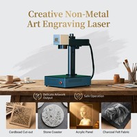 Machine de marquage laser à fibre mini CNC de bureau pour gravure artistique créative sur matériaux non métalliques : carton, feutre, pierre, acrylique, métal