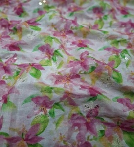 Tissu imprimé floral de qualité supérieure pour vêtements ethniques féminins, tissu imprimé floral pour la couture et la confection de vêtements - Product Image 4