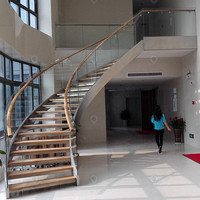 Escalier courbé sur mesure en bois, verre, aluminium et acier au carbone - Moderne pour villa haut de gamme, hôtel, résistant à la rouille