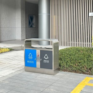 Contenedor de Basura para Exteriores de Acero Inoxidable 94x36x95 cm con Tapas para Clasificación y Reciclaje - Product Image 1