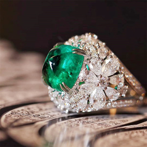 Anello di Fidanzamento Vintage Verde per Donne, Classico ed Elegante in Lega di Metallo Prezioso per Uso Quotidiano - Product Image 1
