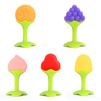 Siliconen babyfruitbijtring, voedselveilig, kauwbaar, anti-handzuigen, tweekleurig 3D aardbeienontwerp