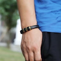 Bracelet en cuir tressé bicolore pour homme, fermoir magnétique en acier inoxydable avec perles dorées et noires