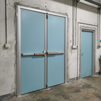 Porte de sortie d'urgence industrielle moderne en acier inoxydable et polymère, résistante aux chocs, isolation thermique, pour atelier, usine, production