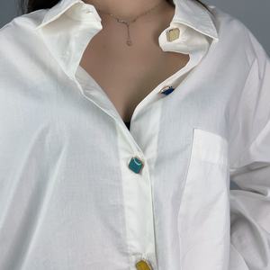 เสื้อเชิ้ตผู้หญิงแขนยาวสีขาวผ้าฝ้าย OEM แฟชั่นใหม่ ดีไซน์เนอร์ เสื้อทรงหลวม กระดุมหลากสี เสื้อเชิ้ตและเสื้อเบลาส์ - Product Image 4