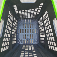 Panier de courses en plastique durable à roulettes géant et tendance avec quatre roues