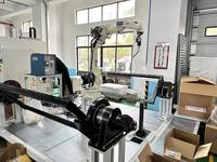 Robot de soudage OTC FD-V25 à 6 axes avec une charge utile de 25 kg et une portée de 1,71 m, équipé d'un positionneur de soudeur sur chenilles