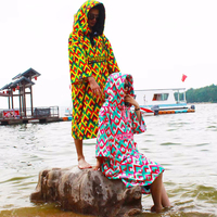 Poncho de surf en microfibre à capuche pour adultes personnalisé en gros Serviette de robe à capuche Poncho Serviette de plage