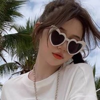 Lunettes de soleil en forme de cœur pour femmes, lunettes colorées, amusantes, tendance, transparentes, lunettes de soleil en forme de cœur, cadeau de fête