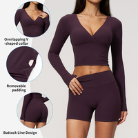 Ensemble de sport TZ4208-7 pour femme : soutien-gorge de sport à manches longues et col en V avec torsion sur le devant, short taille haute sculptant le ventre et rehausseur de fessiers pour la course, la gym et le yoga