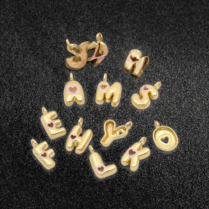 Breloques et pendentifs populaires en laiton de haute qualité, minces et miniatures, plaqués or 18 carats, avec lettres initiales de l'alphabet pour fêtes d'enfants - Product Image 3