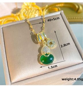 Collier en acier inoxydable étanche avec chaîne en titane et pendentif gourde verte en calcédoine chinoise - Product Image 2