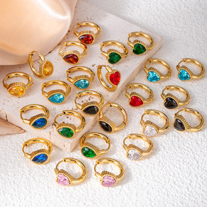 Boucles <span class=keywords><strong>d</strong></span>'oreilles créoles de style européen rétro avec émeraude et diamants, ornées de pierres carrées en zircon cubique - Product Image 1