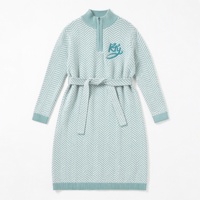 Robe en maille mi-mollet personnalisée en usine, col montant, demi-fermeture éclair, motif chevrons jacquard, avec ceinture ajustable