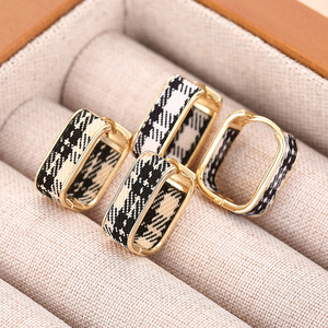 Eleganti Orecchini a Polsino con Motivo a Quadri per Donne, Accessori per Orecchie Semplici per Uso Quotidiano - Product Image 3