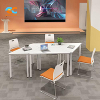 Table de réunion trapézoïdale modulaire blanche stratégique à quatre pieds fixes pour salles de formation, salles de classe collaboratives et bureaux