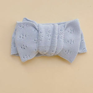 Pronta Consegna Fascia per Capelli Larga in Maglia di Cotone Blu Polvere con Grande Doppio Fiocco Pointelle per Neonata - Product Image 4