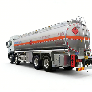 Camion-citerne Sinotruk 8x4 grande capacité pour le <span class=keywords><strong>transport</strong></span> de carburant et le ravitaillement en milieu minier - Product Image 4