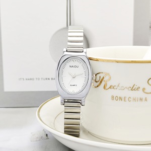 Montre à quartz haut de gamme pour femme, élégante et polyvalente, style étudiant, luxe discret, avec affichage multi-fuseaux horaires, best-seller pour le commerce international. - Product Image 2