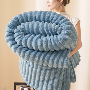 <span class=keywords><strong>Plaid</strong></span> en <span class=keywords><strong>fausse</strong></span> <span class=keywords><strong>fourrure</strong></span> moelleuse haute densité, motif côtelé vertical, couverture <span class=keywords><strong>de</strong></span> lit chaude pour l'hiver, sans odeur, couverture décorative - Product Image 1