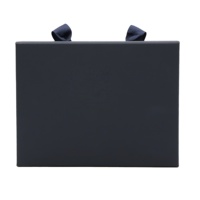 Boîte cadeau magnétique rigide pliable en noir mat avec impression partielle de logo UV en feuille d'or argentée de luxe personnalisée Pulida 2025