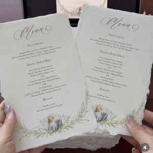 Elegante Tarjeta de Invitación de Boda con Diseño Floral Pintado a Mano, Impresión Digital y Relieve, en Cartulina Premium - Product Image 4