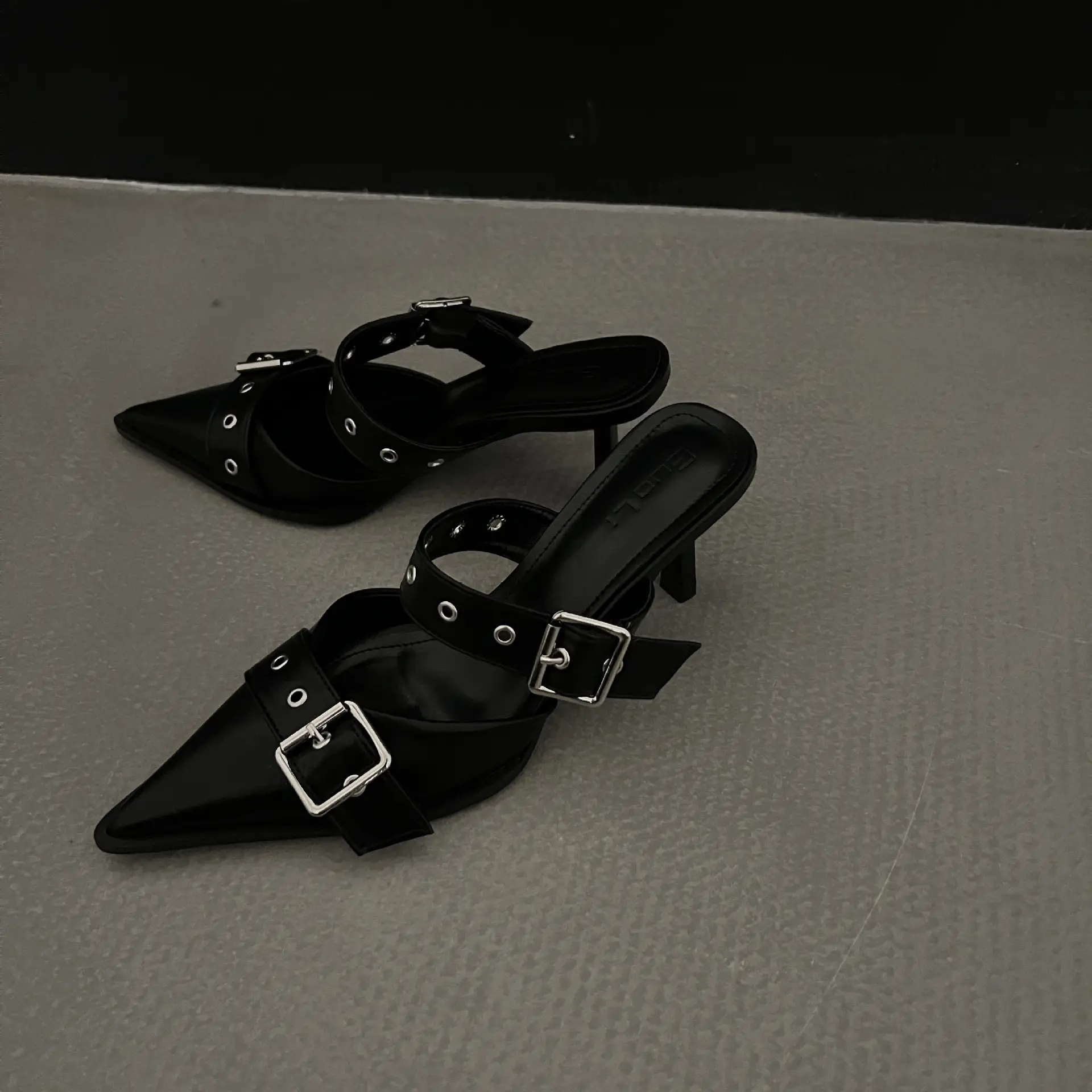 حذاء بكعب منخفض للنساء بأحدث تصميم بجودة عالية موديل YY1814 حذاء بكعب منخفض مثير بمقدمة مدببة