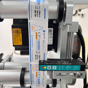 Machine d'étiquetage dédiée aux seringues YN-202 pour batteries, stylos roller, tubes à essai, crayons à sourcils, liquides buccaux et gloss à lèvres - Product Image 4