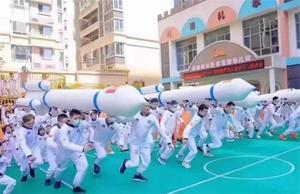 2024 đội xây dựng kín máy bay bơm hơi loại trực tiếp trận đấu thể thao tên lửa bơm hơi trẻ em và người lớn trò chơi đua xe lễ hội cho thuê - Product Image 4